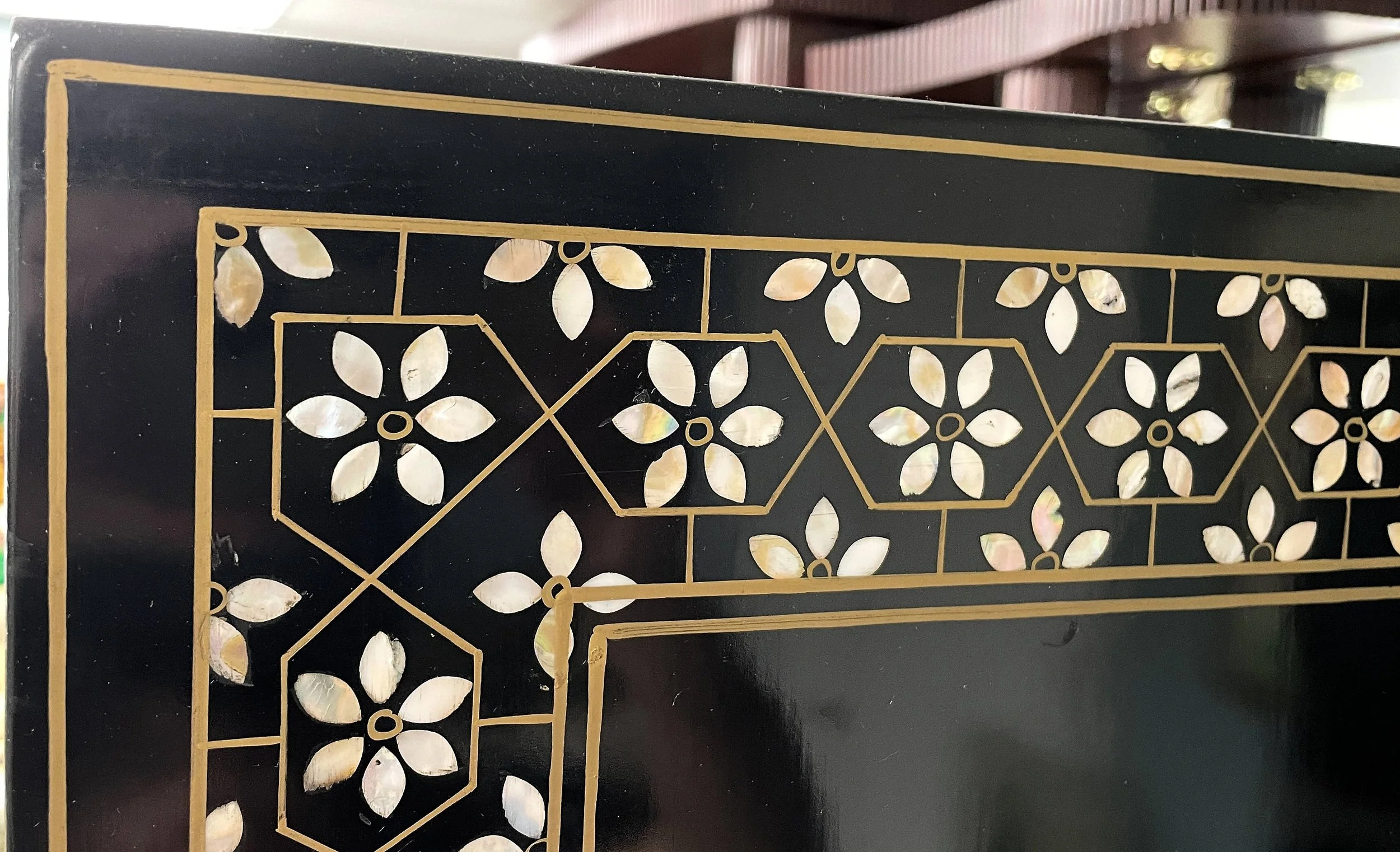 Encore Furniture Gallery-Black Lacquered Asian Floor Screen With